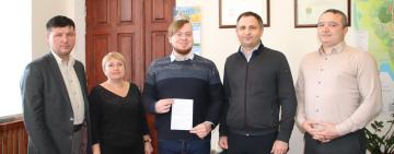 Шостий ордер за рік: в Болградському районі ще один лікар-переселенець отримав службове житло